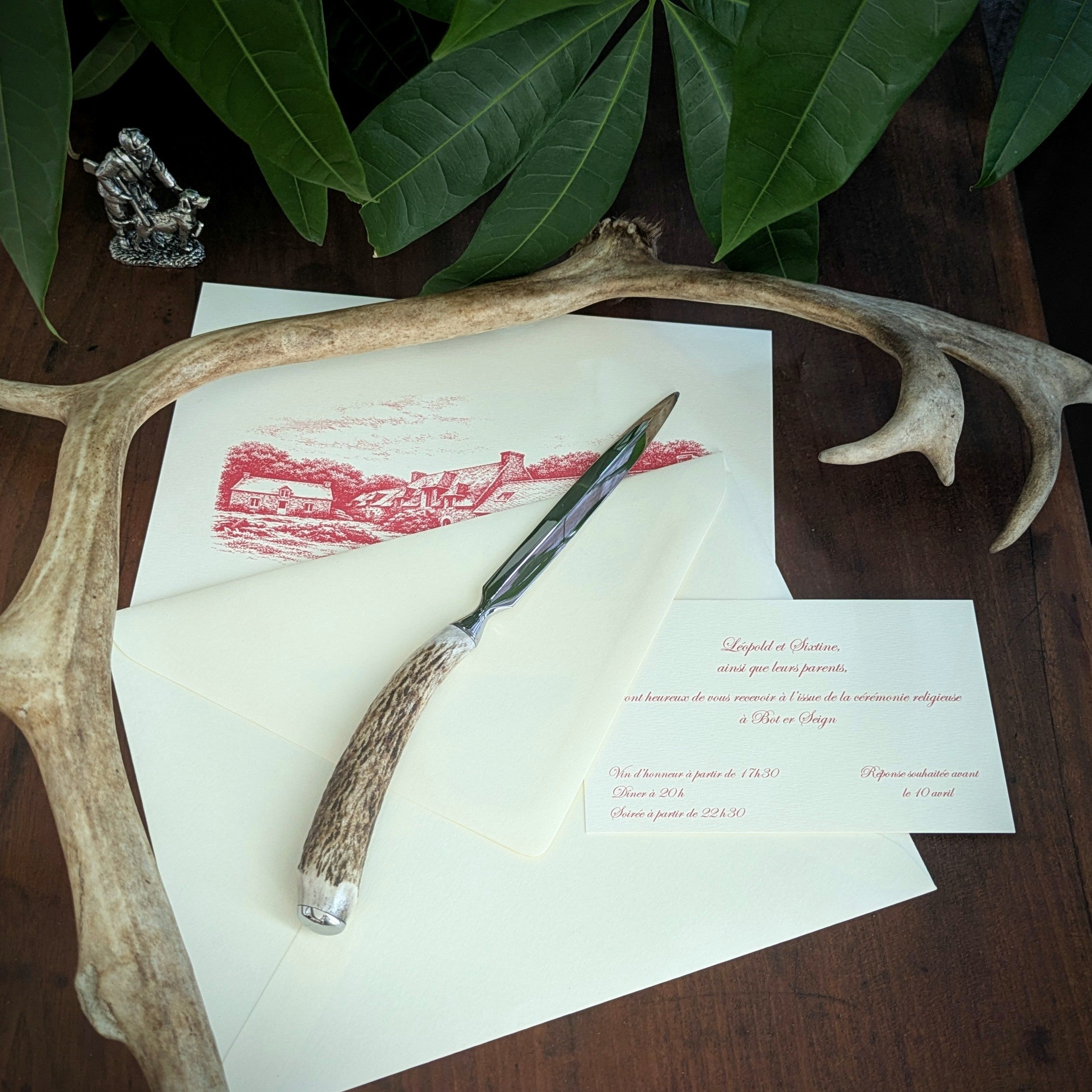 Coupe papier cadeau chasseur